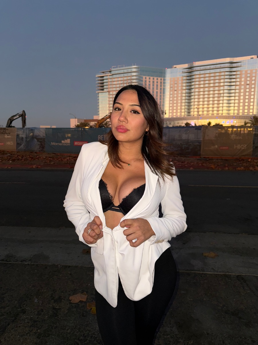 Take a pause and enjoy Ali Cruz — streaming from Brasilia