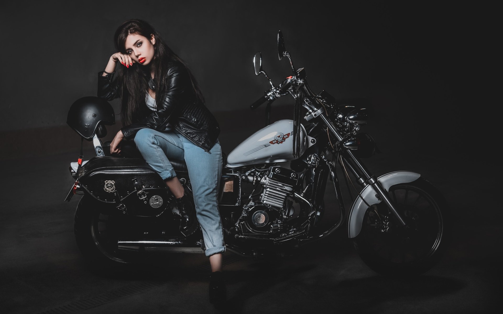 Biker girls: style and drive in Brasilia